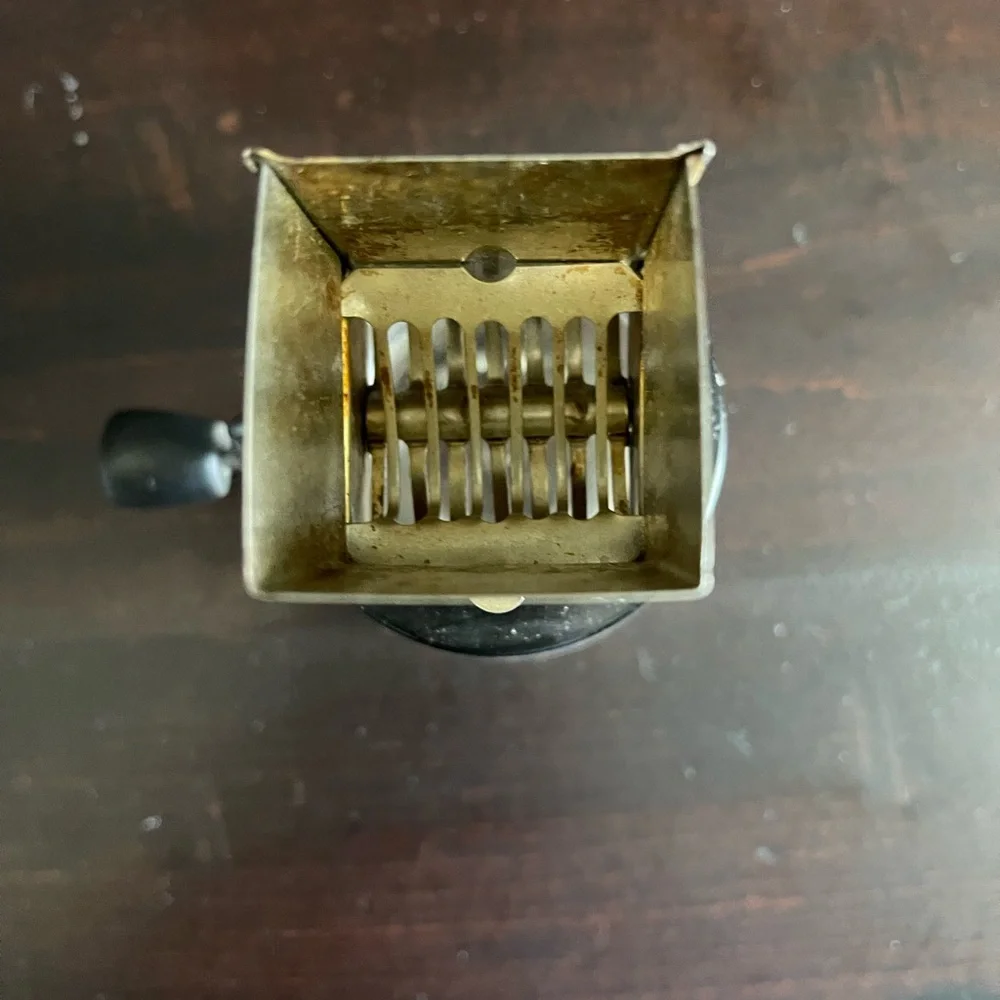 Androck nut and spice grinder vintage‎ starburst pattern